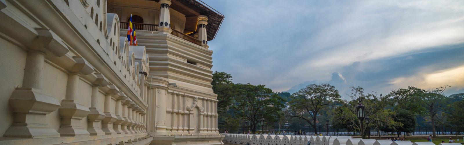 kandy-tooth-temple-evening