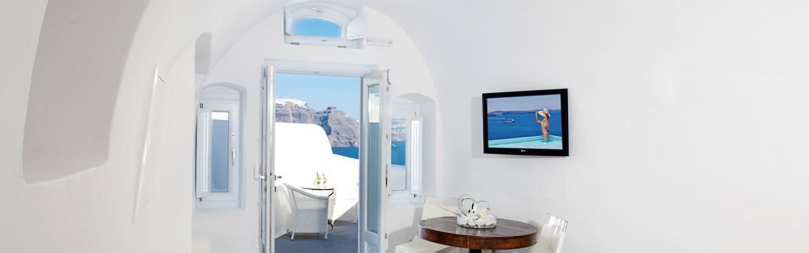 canaves_oia_hotel_table
