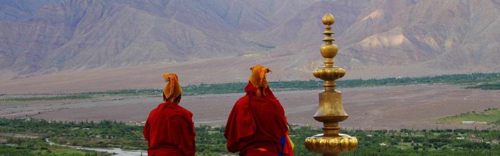 ladakh-monks-and-landscape