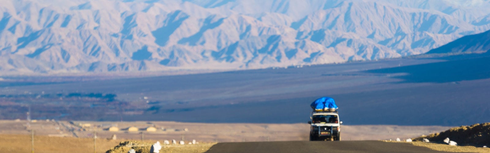 ladakh-landscape-and-car.