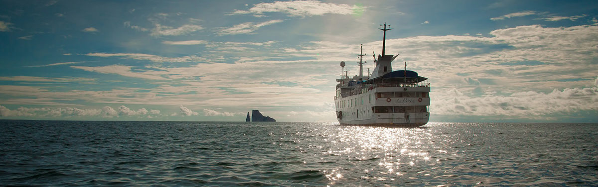 la-pinta-yacht-galapagos-islands