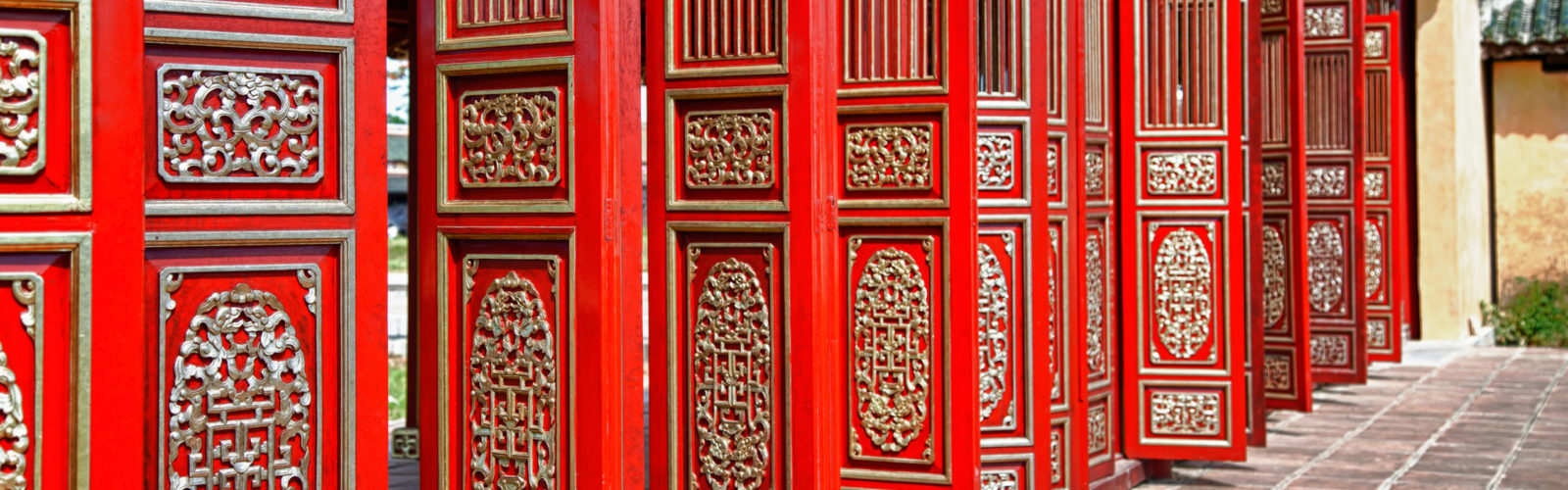 hue-red-gates