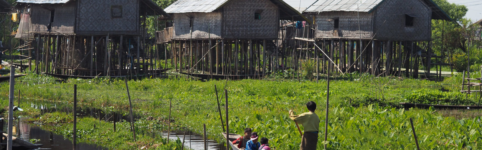 nyaung-shwe-houses-and-boat