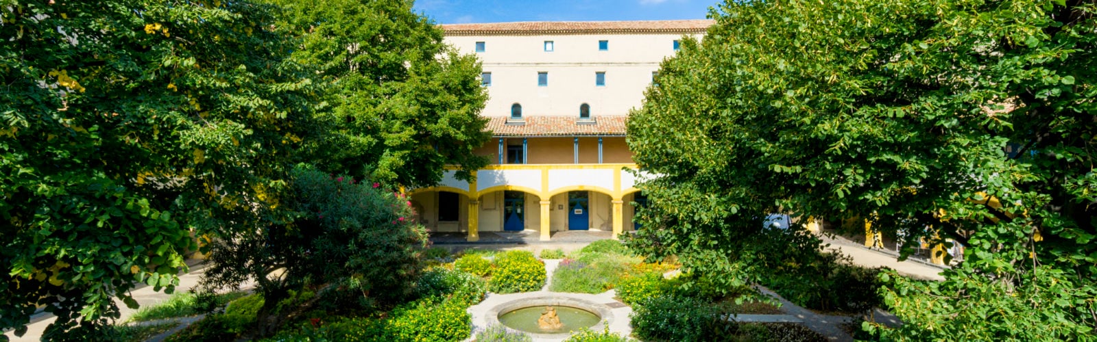 Arles-hospital-courtyard