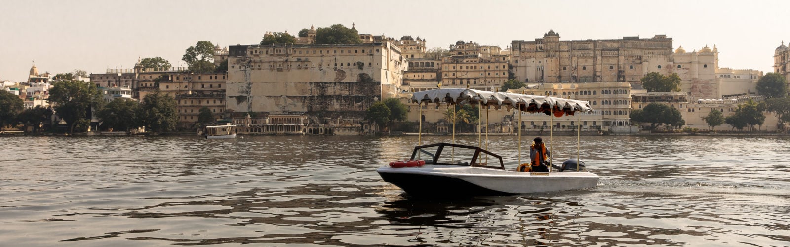 lucy-laucht-udaipur-lake-boat