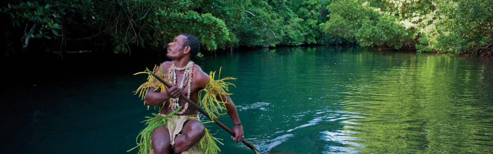 tufi-canoe-villager-papua-new-guinea