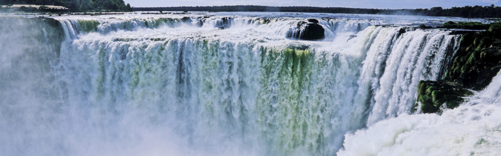 devils-throat-waterfall-iguassu-falls