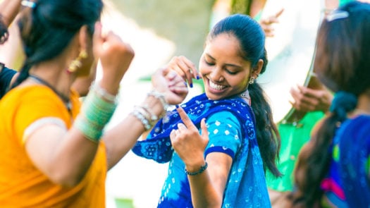 indian-women-dancing