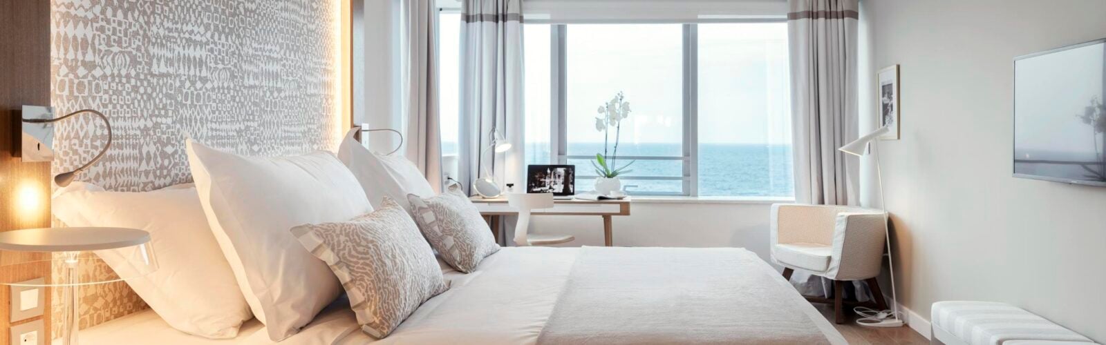 Bedroom overlooking the ocean in Croatia Hotel Bellevue Dubrovnik